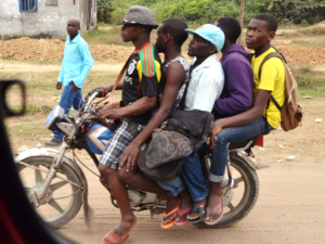 Alltag in Kamerun: Fünf Männer auf einem Mofa. 