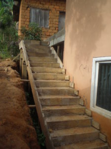 Treppe an der Seite des Gebäudes